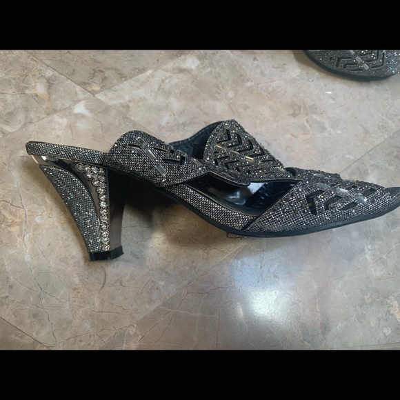 Womans dress shoes worn once beautifully detailed - Picture 3 of 4